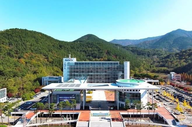 사천시청 전경 사진.