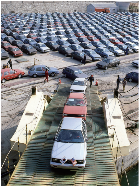 1986년 1월, 미국 수출을 위해 울산항 부두에서 선적 중인 포니 엑셀. 현대차 제공