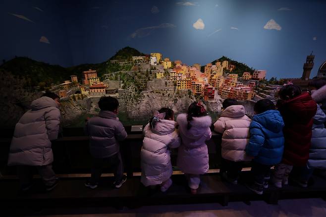 어린이 관람객들이 나폴리항 크루즈 디오라마를 보고 있다. /노원구