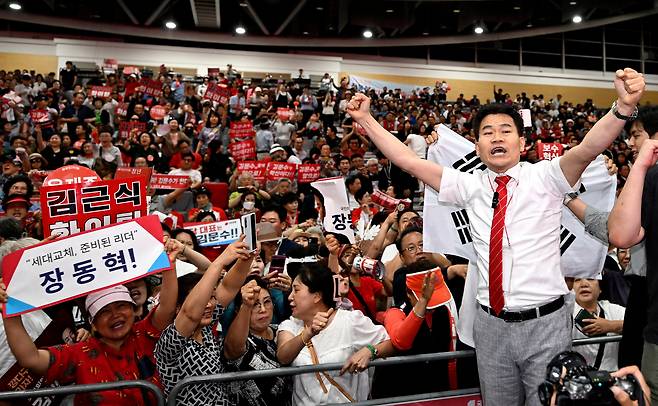 [대구=뉴시스] 이무열 기자 = 전한길 한국사 강사가 8일 대구 북구 엑스코에서 열린 국민의힘 제6차 전당대회 대구·경북 합동연설회에서 특정 후보를 지지하며 찬탄(탄핵 찬성)파 후보가 등장할 때마다 ‘배신자'란 구호를 외치고 있다. 2025.08.08 lmy@newsis.com