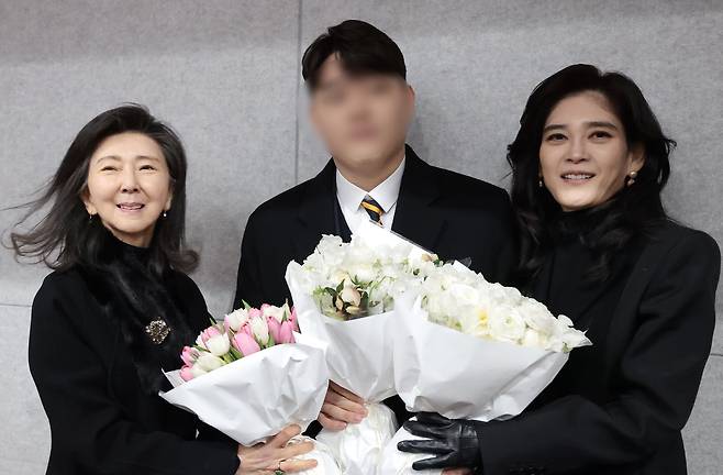 홍라영 전 삼성미술관 리움 총괄부관장(왼쪽)과 이부진 신라호텔 사징이 9일 서울 강남구 휘문고등학교에서 열린 임동현 군의 졸업식에 참석해 기념 촬영을 하고 있다./뉴스1