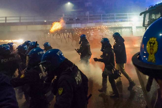 2월 7일 오후(현지시간) 이탈리아 밀라노에서  '지속 불가능한 올림픽 위원회'가 주최한 올림픽 반대 집회가 열렸다. 이번 집에는 그린피스 등 단체가 연합해 밀라노 메달리에 도로(piazza medaglie d'oro)에서 시작해 시내 곳곳을 행진한 뒤 코르베토역 인근 도로에서 홍염을 피우며 경찰 차벽을 향해 불꽃과 벽돌 그리고 유리병을 던졌다. 이날 시위로 시위대 6명이 경찰에 체포 됐다. 경찰이 시위 진압을 위해 이동하고 있다. 밀라노=장련성 기자