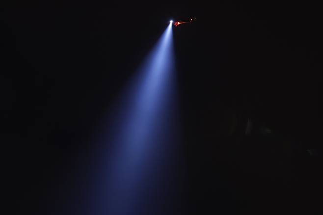 2월 7일(현지시간) 이탈리아 밀라노에서  '지속 불가능한 올림픽 위원회'가 주최한 올림픽 반대 집회가 열렸다. 이번 집에는 그린피스 등 단체가 연합해 밀라노 메달리에 도로(piazza medaglie d'oro)에서 시작해 시내 곳곳을 행진한 뒤 코르베토역 인근 상공에서 ㅇ경찰 헬기가 시위대를 향해 조명을 쏘고 있다. 이날 시위대는 홍염을 피우며 경찰 차벽을 향해 불꽃과 벽돌 그리고 유리병을 던졌다. 이날 시위로 시위대 6명이 경찰에 체포 됐다. 사진은 시위대를 비추는 경찰 헬기의 모습. 밀라노=장련성 기자