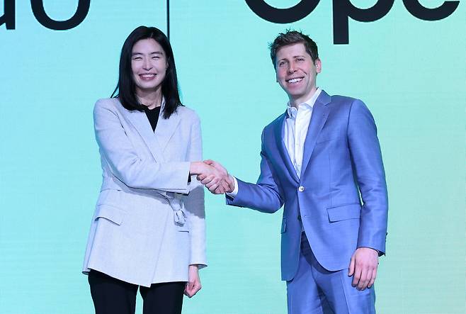지난해 2월 정신아 카카오 대표(왼쪽)와 샘 올트먼 오픈AI 최고경영자(CEO)가 사업적 협력을 약속했다./뉴스1