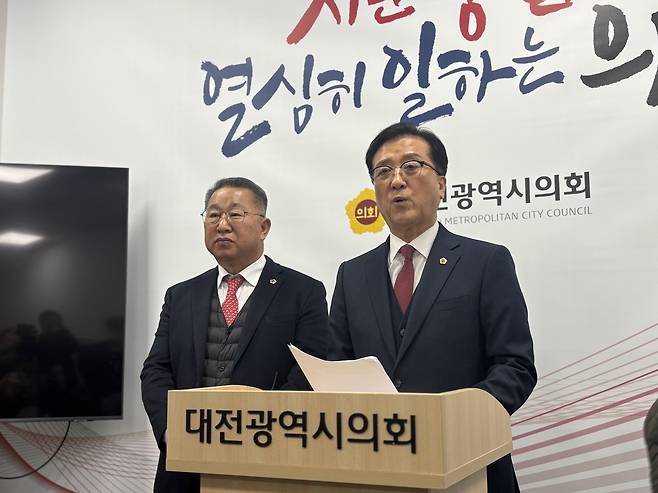 조원휘(오른쪽) 대전시의회 의장과 이한영 운영위원장이 9일 대전시의회에서 민주당 측의 '임시회 위법 입장' 반박에 나섰다. 최다인 기자