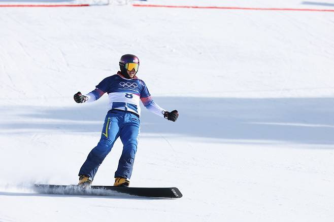 스노보드 김상겸이 8일(현지시간) 이탈리아 리비뇨의 스노파크에서?열린 2026 밀라노·코르티나담페초 동계올림픽 스노보드 남자 평행 대회전 준결승에서 결승 진출을 확정지은 뒤 기뻐하고 있다. 2026.2.8 (리비뇨=뉴스1)