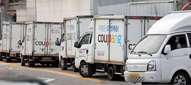 서울시내 한 쿠팡 물류센터에 배송트럭이 주차돼있다. 2025.12.28 / 뉴스1