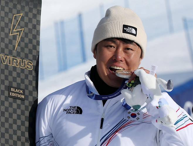 스노보드 김상겸(왼쪽)이 8일(현지 시간) 이탈리아 리비뇨 스노우파크에서 열린 2026 밀라노·코르티나 담페초 동계올림픽 스노보드 남자 평행대회전 시상식을 마친 뒤 은메달 들고 포즈를 취하고 있다. 2026.02.08. 리비뇨=뉴시스