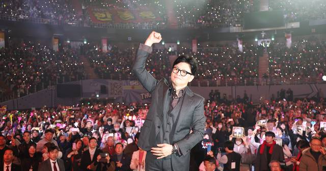 한동훈 전 국민의힘 대표가 8일 서울 송파구 잠실실내체육관에서 열린 토크콘서트에서 주먹을 들어올리고 있다. [연합뉴스]