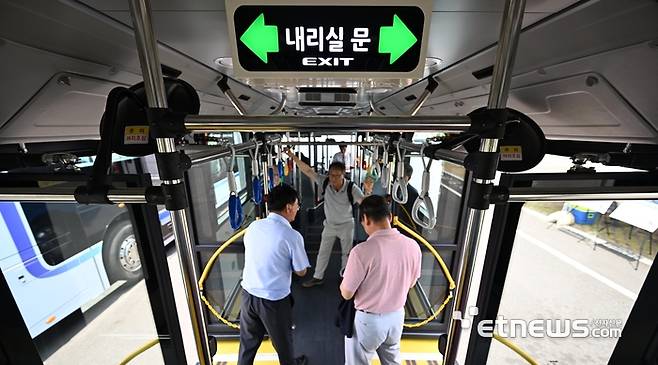 우진산전의 양문형 전기버스. 제주=이동근기자 foto@etnews.com