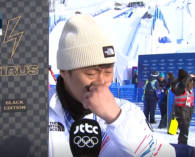 인터뷰에서 아내 이야기에 눈물을 흘리는 김상범.JTBC 방송 캡쳐