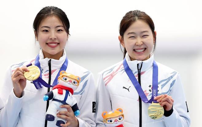 한국 여자 스피드스케이팅의 '쌍두마차' 김민선(오른쪽)과 이나현.뉴스1