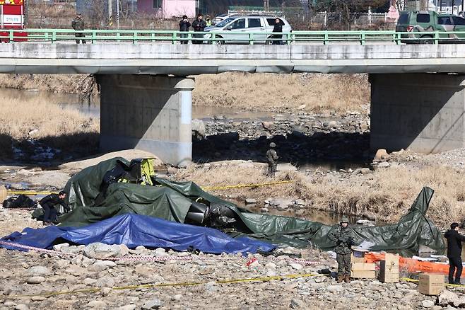 9일 경기 가평군 조정면 현리 군 헬기(코브라 AH-1S)가 추락해 현장에서 관계자들이 사고를 수습하고 있다. 이 사고로 탑승자 2명이 심정지 상태로 병원으로 옮겨졌으나 사망했다. 뉴스1