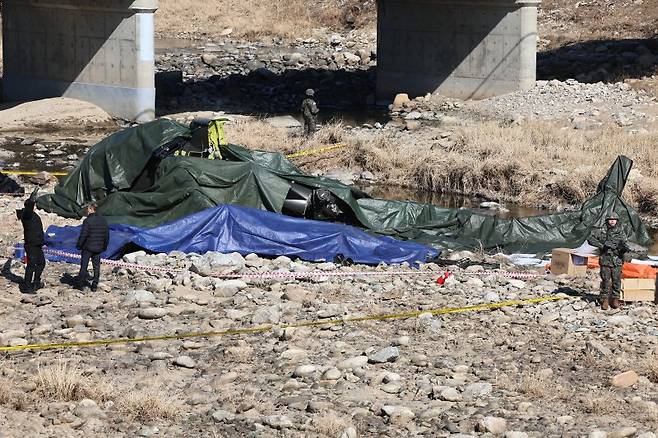 9일 경기 가평군 조정면 현리 군 헬기(코브라 AH-1S)가 추락해 현장에서 관계자들이 사고를 수습하고 있다. 이 사고로 탑승자 2명이 심정지 상태로 병원으로 옮겨졌으나 사망했다. 뉴스1