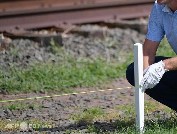 사진은 칼럼과 관련 없는 참고 이미지입니다.&nbsp;한 선수가 미국프로골프(PGA) 투어에서 OB를 체크하는 모습입니다. 사진제공=ⓒAFPBBNews = News1 (사진을 무단으로 사용하지 마십시오.)