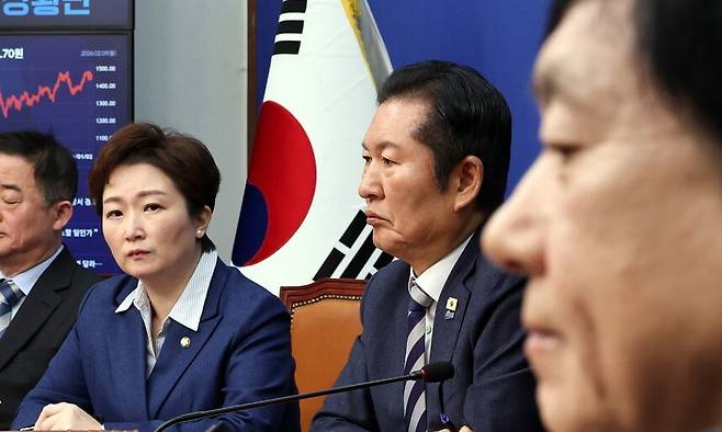 9일 국회에서 열린 더불어민주당 최고위원회의 모습. 왼쪽부터 강득구·이언주 최고위원, 정청래 대표, 이성윤 최고위원. 윤운식 선임기자 yws@hani.co.kr