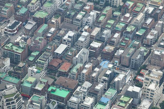 서울 송파구 롯데월드타워 전망대 서울스카이에서 바라본 서울 시내 빌라 단지의 모습. 연합뉴스