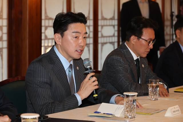 강훈식 대통령 비서실장이 8일 서울 종로구 삼청동 총리공관에서 열린 고위당정협의회에서 발언하고 있다. 오른쪽은 김민석 국무총리. 연합뉴스