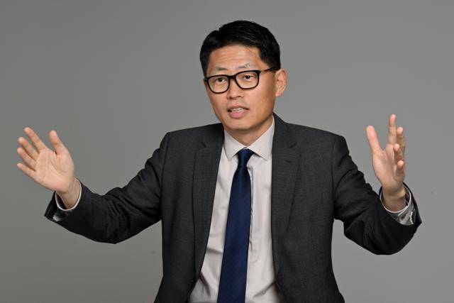 줄리어스 남 전 미국 연방검사가 5일 서울 중구 한국일보사에서 본보와 인터뷰를 하고 있다. 박지연 인턴기자