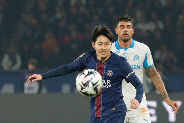 파리 생제르맹의 이강인이 9일(한국시간) 프랑스 파리의 파르크 데 프랭스에서 열린 마르세유와의 2025~26시즌 프랑스 리그1 21라운드 홈 경기에서 후반 교체 투입돼 플레이하고 있다. 파리=AFP 연합뉴스