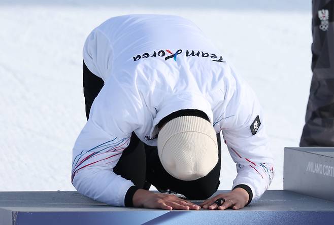 <yonhap photo-6796="">8일(현지시간) 이탈리아 리비뇨 스노파크에서 열린 2026 밀라노-코르티나담페초 동계올림픽 스노보드 남자 평행 대회전 결승에서 은메달을 따낸 김상겸이 큰절하고 있다. [사진=연합뉴스]</yonhap>