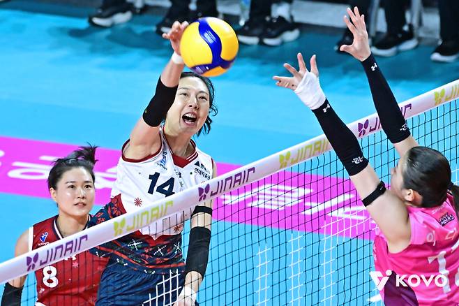 현대건설 양효진이 흥국생명 이다현을 앞에 놓고 공격하고 있다.&nbsp;