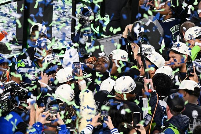 <yonhap photo-3892=""> Seattle Seahawks teammates hold the Vince Lombardi Trophy after winning Super Bowl LX against the New England Patriots 29-13 at Levi's Stadium in Santa Clara, California on Sunday, February 8, 2026. Photo by David Tulis/UPI/2026-02-09 13:32:03/ <저작권자 ⓒ 1980~2026 ㈜연합뉴스. 무단 전재 재배포 금지, AI 학습 및 활용 금지></yonhap>