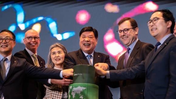 서정진 셀트리온그룹 회장이 5일(현지 시간)  미국 뉴저지주 브랜치버그 생산시설 개소식에서 참석해 기념사진을 촬영하고 있다. 2026.01.06 [사진=셀트리온 제공]