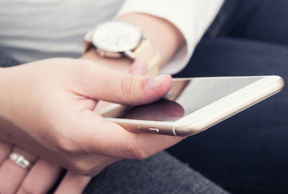 이별을 통보한 내연녀의 나체 사진을 그의 남편에게 보내고 불법 촬영한 영상 등으로 협박을 가한 40대 남성이 징역형 집행유예를 선고받았다. 본 기사와 무관한 이미지. [사진=픽사베이@StockSnap]