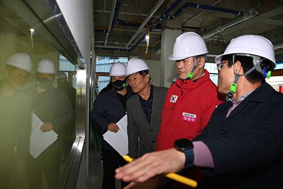 김성수 부산광역시 해운대구청장(가운데)가 관계자들과 현장점검을 실시하고 있다. [사진=부산광역시 해운대구]