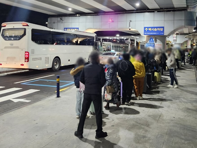 어젯(8일) 밤 제주국제공항에 도착한 체류객들이 택시를 기다리는 모습 (제주경찰청 제공)