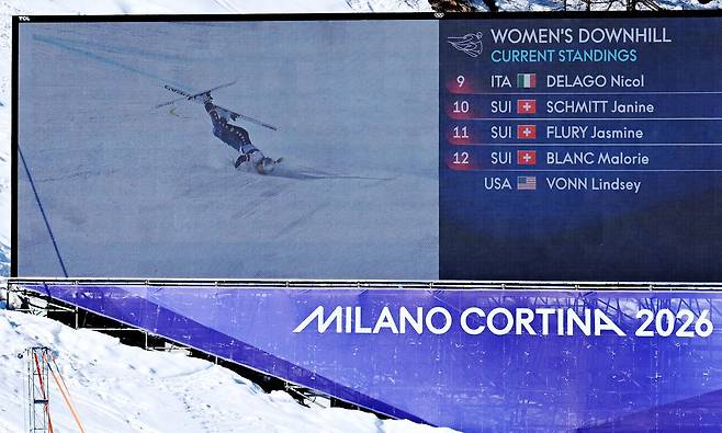 전광판에 린지 본이 부상을 당하는 모습이 흐르고 있다. 로이터=연합뉴스