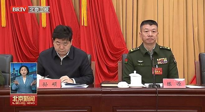 지난달 14일 천위안(陳源·54·오른쪽) 베이징 위수구 사령관이 베이징 위수구 당 위원회 제10기 9차 전체회의에 참석했다. 상하이 무경부대 사령관이었던 천 사령관은 인민해방군 출신이 맡던 베이징 위수구 사령관에 무경 출신으로 이례적으로 임명됐다. 베이징TV 캡처