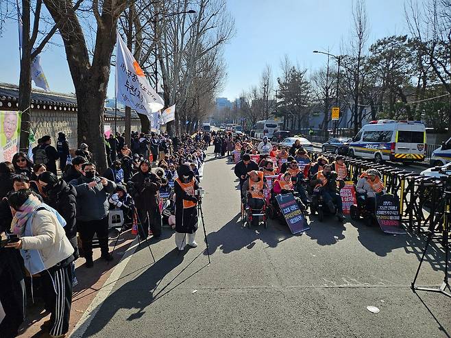 인천 중증장애인거주시설 색동원 성폭력사건 공동대책위원회가 지난달 27일 서울 종로구 청와대 앞에서 집회를 열고 심층 조사 결과 공개와 피의자 구속 수사를 촉구하고 있다. 변민철 기자