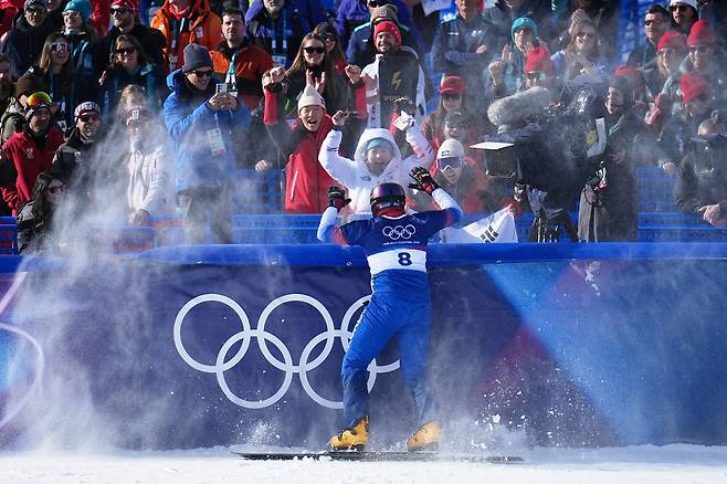 2026 밀라노.코르티나담페초 동계올림픽 스노보드 평행대회전 준결승전에서 한국 김상겸이 불가리아 테르벨 잠피로프를 꺾고 결승 진출을 확정한 뒤 관중과 기쁨을 나누고 있다. [AP=연합뉴스]