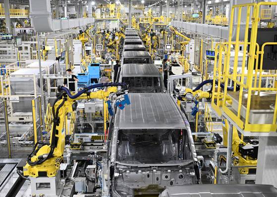 지난해 11월 문을 연 기아의 화성 ‘이보 플랜트(Evo Plant)’ 공장 전경. 산업용 로봇을 용접 작업에 전면 투입했다. [사진 현대차·기아]