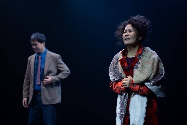 취리히 여행을 앞두고 갈등하는 엄마와 아들 / 사진제공. 극단 프랑코포니, 사진. ©박태양