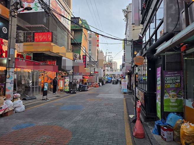 금요일인 지난 6일 오후 6시경 텅빈 강남역 일대 모습. /사진=이정우 기자