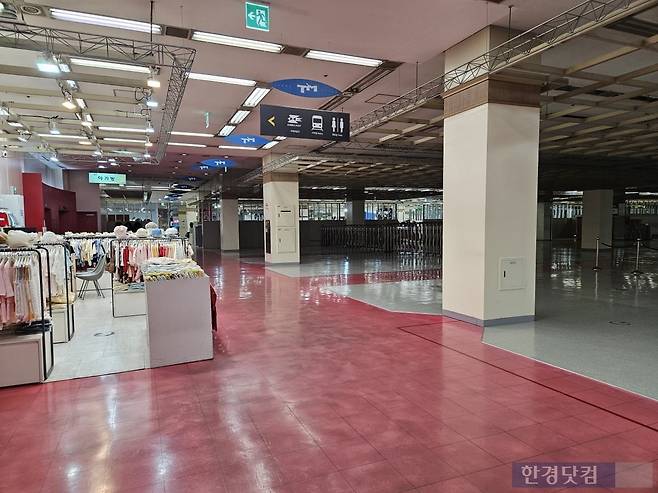 9일 오전 10시경 서울 광진구 구의동의 테크노마트 강변점 지하1층 매장부지 절반이 공실로 비워져있다. /사진=박수빈 기자