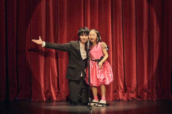 <이상한어린이연극 오감도>는 이상의 시 <오감도>를 어린이의 눈으로 재해석해 오늘날 시대의 균열을 들여다보는 작품이다. 어린이들이 창작 과정에 참여해 ‘무서움’이라는 키워드로 이야기를 풀어간다. 국립극단 제공