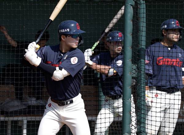 지난 7일 대만 타이난에 꾸려진 롯데 자이언츠 스프링캠프에서 타자들이 타격 훈련을 하고 있다.  김진철 PD