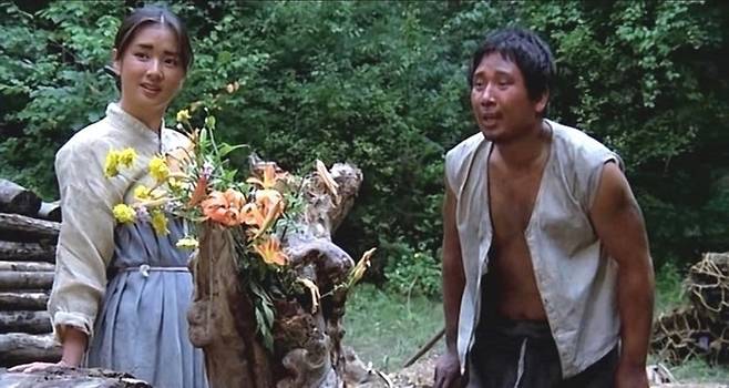 "Does Cuckoo Cry at Night" starring Jeong Yun-hui (left) and Lee Dae-Geun (Korean Film Archive)