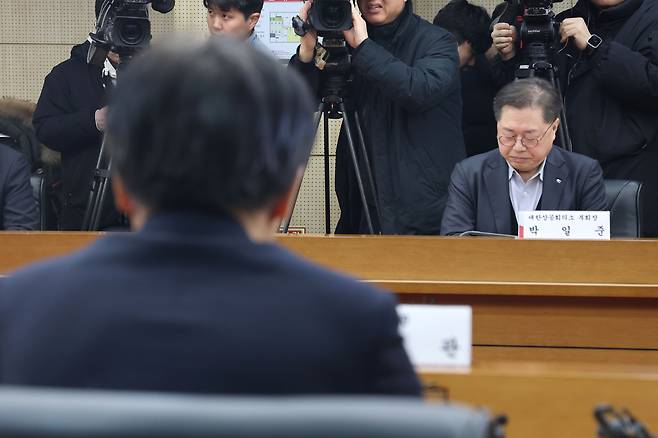 Park Il-joon, vice chairman of the Korea Chamber of Commerce and Industry (KCCI), right, listens at an emergency meeting of economic organizations at the Korea Trade Insurance Corporation in Jongno District, central Seoul, on Feb. 9, over a KCCI press release claiming that wealthy Koreans are leaving the country due to inheritance taxes. [NEWS1]