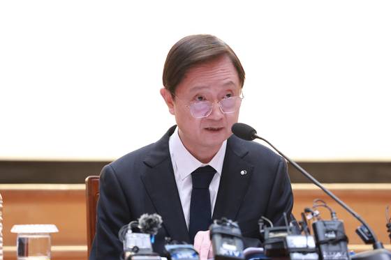 Financial Supervisory Service Gov. Lee Chan-jin speaks to reporters during a press conference at Yeouido, western Seoul, on Feb. 9, held to share the organization’s annual policy agenda. Lee said Bithumb’s recent mispayment of 620,000 Bitcoins to its users starkly exposes the structural problems in virtual asset information systems. [FSS]