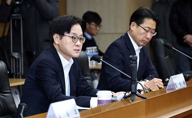 김정관 산업통상부 장관이 9일 서울 종로구 한국무역보험공사에서 열린 경제단체 긴급현안 점검회의에서 발언하고 있다. 연합뉴스