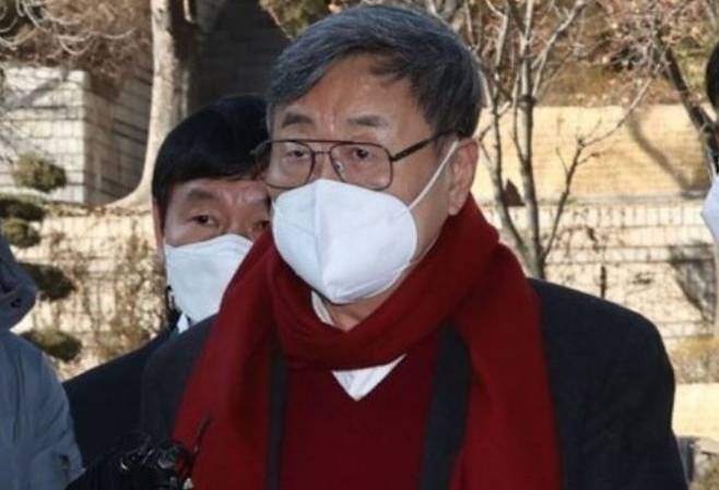 성범죄 혐의로 법원 공판에 출석하고 있는 김준기 DB그룹 회장. 사진=연합뉴스&nbsp;