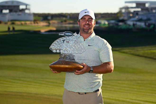 9일(한국시간) 미국 애리조나주 스코츠데일의 TPC 스코츠데일 스타디움코스에서 끝난 PGA투어 WM 피닉스오픈에서 연장 승부 끝에 마쓰야마 히데키를 꺾고 시즌 2승에 성공한 크리스 고터업.  AFP연합뉴스