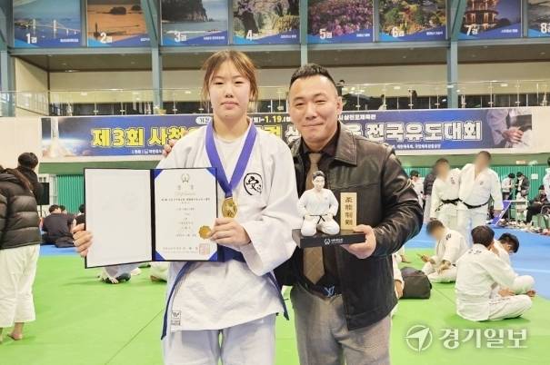 이채은이 ‘제3회 사천우주항공컵 생활체육 전국유도대회’ 여중부 -70kg급 경기에 출전해 금메달 차지하고 안철웅 관장과 기념 촬영을 하고 있다. 본인 제공