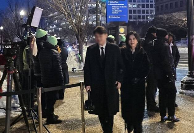 이부진 호텔신라 사장(오른쪽)과 아들 임동현군(왼쪽)이 지난 달 미국 워싱턴D.C 스미스소니언 국립아시아미술관에서 열린 ‘이건희 컬렉션 전시 기념 갈라 행사’에 참석한 모습. 연합뉴스