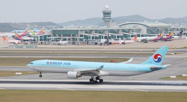 ▲ 인천국제공항 활주로 위로 여객기가 이동하고 있는 모습. ⓒ연합뉴스